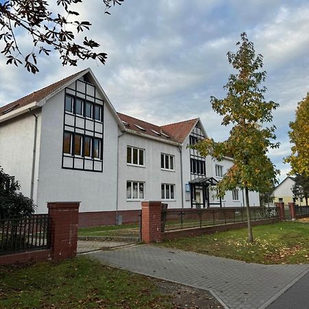 Fc-Apartmenthaus Falkensee Mit Grossem Garten Und Pkw Stellflaechen Exteriör bild